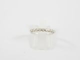 gros plan d'une bague en diamant sur une surface blanche