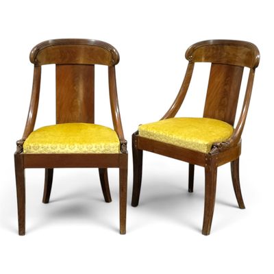 une paire de chaises avec une assise rembourrée jaune