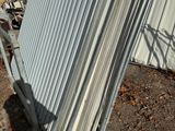 une clôture métallique adossée à un bâtiment