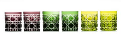 six verres de couleurs différentes alignés sur une surface blanche