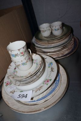 beaucoup d'assiettes et de tasses sur la table