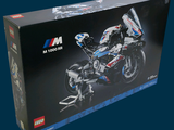 une boîte contenant une maquette de moto