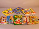plusieurs livres pour enfants sont alignés sur une surface blanche