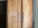 un grand meuble en bois dans le coin d'une pièce