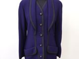 blazer violet et noir avec des bordures noires, présenté sur un mannequin