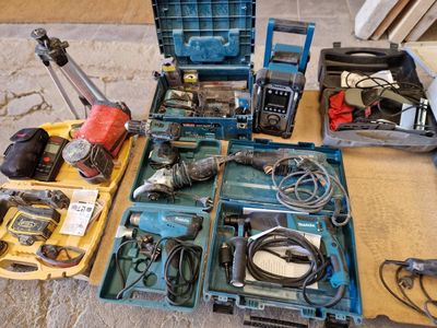 de nombreux outils posés sur une table