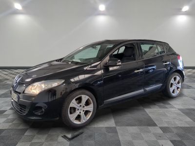 la photo d'une voiture noire garée sur un sol en damier