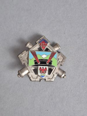 un insigne sur lequel figure un casque de pompier
