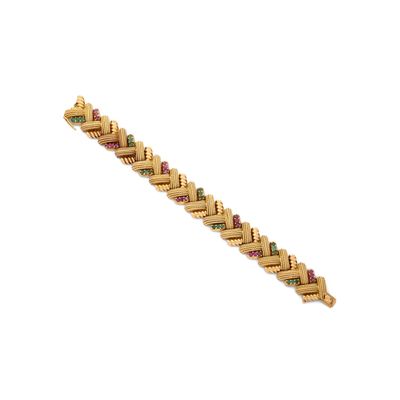 gros plan d'un bracelet en or avec des pierres multicolores
