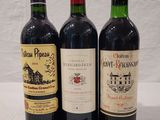 Trois bouteilles de vin sont posées sur une table, accompagnées d'une étiquette de prix