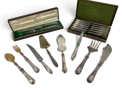 un assortiment de couverts comprenant des couteaux, des fourchettes et des cuillères
