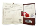 un étui en cuir marron orné d'un cachet de cire rouge et d'un certificat