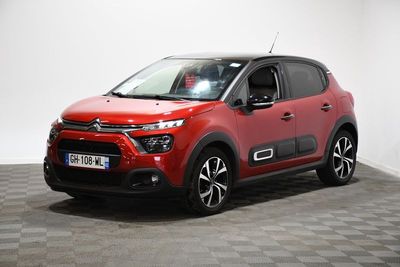 la citrole rouge est garee sur un sol en damier