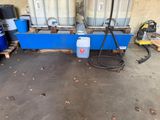 un conteneur bleu posé sur une palette dans un garage