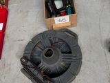 une boîte d'outils posée sur le sol à côté d'une boîte d'outils