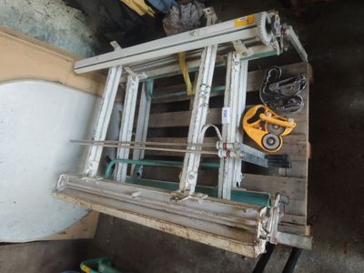 une photo d'un châssis de fenêtre et de quelques outils dans un garage