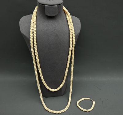 un gros plan d'un collier et d'un bracelet sur un mannequin
