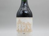 gros plan d'une bouteille de vin sur une surface blanche