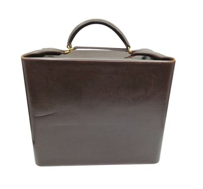 porte-documents en cuir marron sur fond blanc, avec une découpe au niveau de la poignée