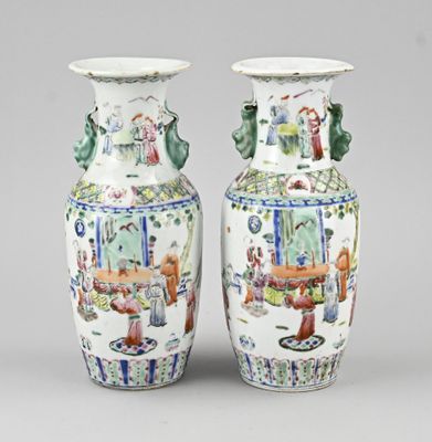 paire de vases chinois ornés de figures sur fond gris