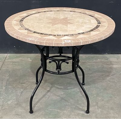 une table dont le plateau est en marbre