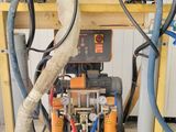 une machine posée sur une table en bois