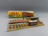 deux petits trains jouets posés l'un à côté de l'autre sur une table