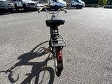 un vélo garé sur un parking