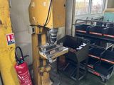 une machine qui se trouve dans une pièce avec de nombreux outils