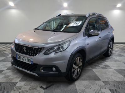 la voiture argentée est garée dans le garage sur un sol en damier