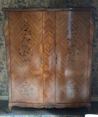 ARMOIRE en placage de bois de rose et marqueterie, ouvrant p…