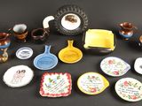un grand nombre d'objets différents posés sur une table