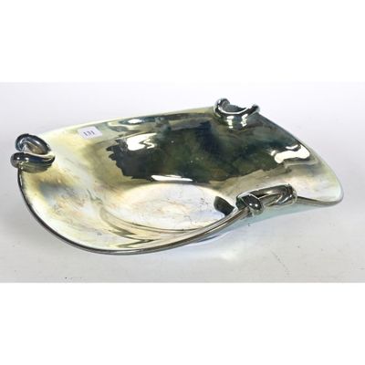 une photo d'une assiette en argent munie d'une poignée, posée sur une table