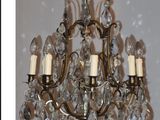 un lustre suspendu au plafond d'une pièce