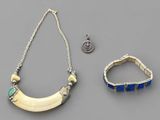 deux bijoux, dont un collier, un bracelet et une bague