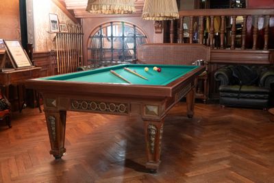 une table de billard au milieu d'un salon