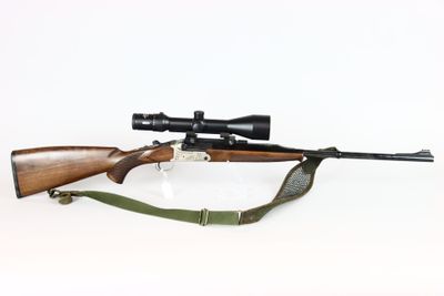 une image représentant un fusil équipé d'une lunette de visée sur fond blanc