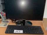 un écran d'ordinateur et un clavier sur un bureau