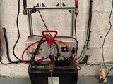 une machine posée sur une palette dans un garage
