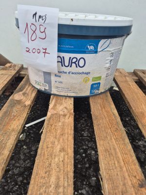 un seau de yaourt posé sur une palette en bois