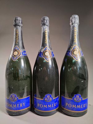 trois bouteilles de champagne posées les unes à côté des autres sur une table