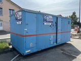 des toilettes portables bleues posées au milieu d'un parking