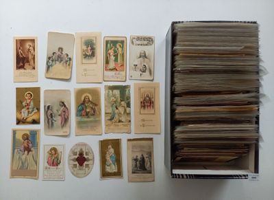 tout un tas de vieilles cartes religieuses sur la table