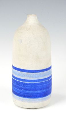un vase blanc orné d'une bande bleue