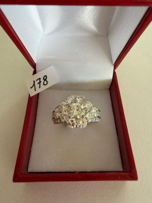 Belle Bague " Marguerite " en platine 900/°° Sertie au centr…