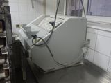 une machine qui se trouve dans une cuisine, près d'une fenêtre