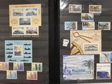 une photo d'une vitrine contenant des timbres et sur laquelle sont posés des timbres