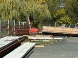 beaucoup de matériaux de construction sur le parking