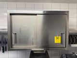 un four en acier inoxydable dans une cuisine, avec une étiquette jaune sur la porte