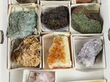 une boîte remplie de différentes sortes de roches et de minéraux